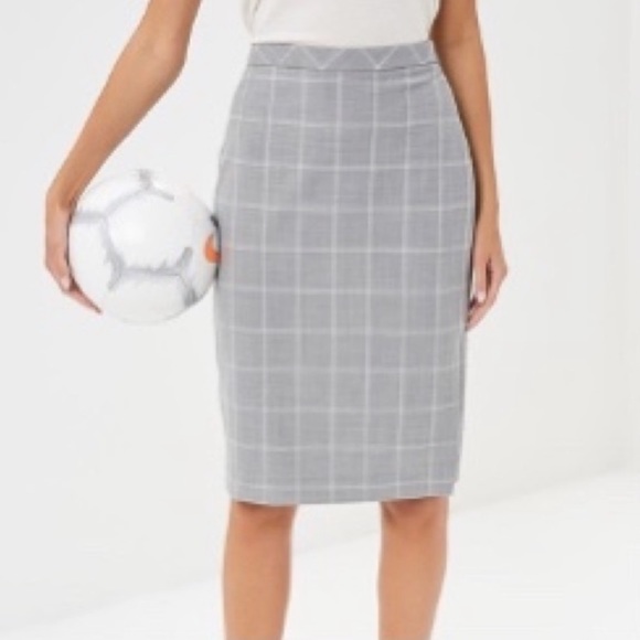 Banana Republic Below Knee Pencil Skirt in Gray (size 8) - Picture 2 of 8